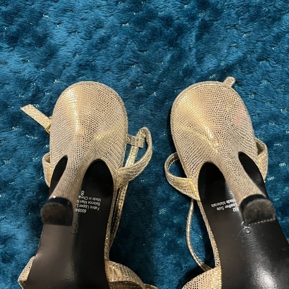Kelly & Katie gold pump size 8 nice for formal event 3 1/2 inch heel! Nice - Picture 7 of 13